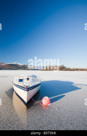 Una barca bloccato nel ghiaccio sulla Derwent Water a Keswick nel distretto del Lago completamente congelato durante il mese di dicembre 2010 big chill Foto Stock