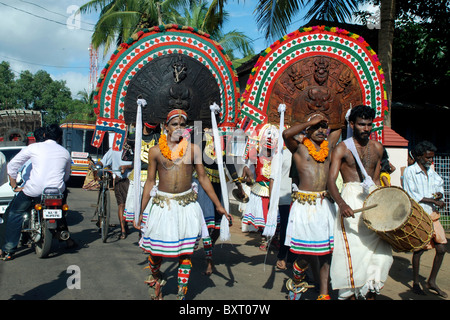 Ballerini tradizionali con costumi colorati da un festival in Kerala, India Foto Stock