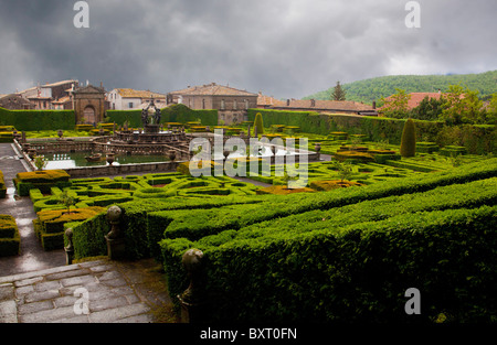 Quadrato fontana sul giardino all italiana, Villa Lante di Bagnaia, Lazio, Italia Foto Stock