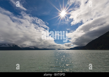 Cielo blu e nuvole sole luminoso sulla risurrezione Bay di Seward Alaska Foto Stock