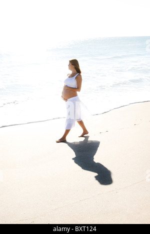 Profilo di donna incinta a piedi