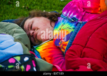 Senzatetto donna che dorme sulla via della città di San Francisco CA USA California Foto Stock