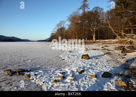 Una presenza di neve e congelati Derwent Water e la vista nord Borrowdale Lake District Cumbria Foto Stock