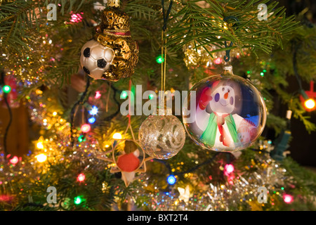 Un pupazzo di neve si riflette in un vetro ornamento di Natale appeso a un albero di Natale. Foto Stock