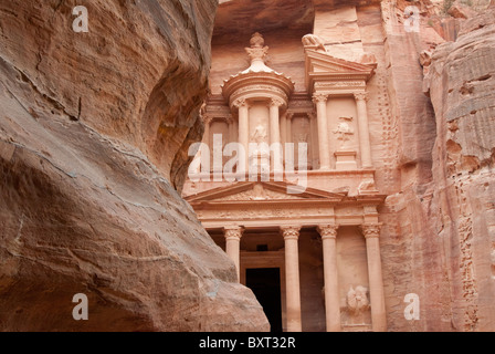 Vista del "tesoro", Petra, Giordania, come uno esce dal siq Foto Stock