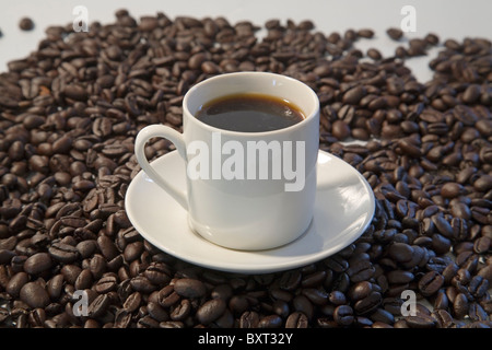Una tazza di caffè espresso con Dark Roast chicchi di caffè espresso Foto Stock