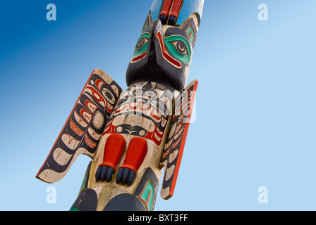 Basso angolo vista del Chief Kyan Totem Pole nel Parco di balena di Ketchikan, Alaska, STATI UNITI D'AMERICA Foto Stock