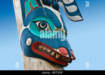 "Orso Bruno' particolare del Chief Kyan Totem Pole nel Parco di balena di Ketchikan, Alaska, STATI UNITI D'AMERICA Foto Stock