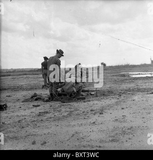 Membri della XXV divisione di fanteria pratica tiro 7,62 M60 mitragliatrici a Cu Chi durante la Guerra del Vietnam Foto Stock