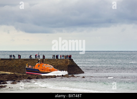 La scialuppa di salvataggio RNLI City of London III essendo lanciato a Sennen in Cornovaglia. Foto Stock