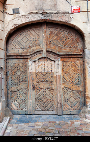 Molto solido grande vecchio gateway in legno a Praga Repubblica Ceca Foto Stock