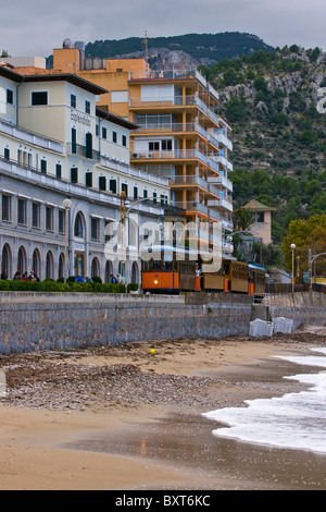 Il tram passa tra Sóller e Port de Sóller nella zona nord ovest di Maiorca. Foto Stock