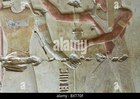 Close up danneggiato il sollievo di offrire all'interno del tempio di Seti I a Abydos, antica Abdju, Valle del Nilo in Egitto Foto Stock