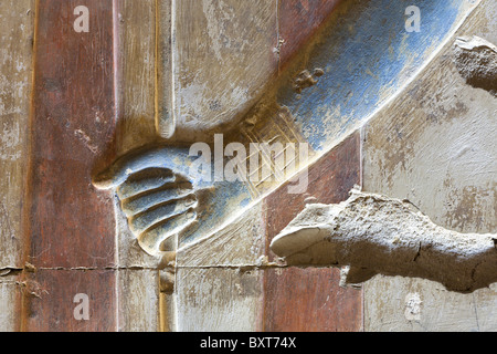 Close up di rilievo che mostra mano che tiene una personale nel tempio di Seti I a Abydos, antica Abdju, Valle del Nilo in Egitto Foto Stock