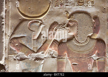 Il sollievo di Horus e Seti nel tempio di Seti I a Abydos, antica Abdju, Valle del Nilo in Egitto Foto Stock