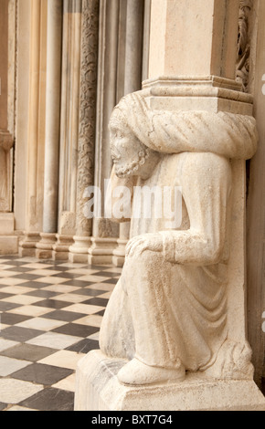 Statua di Pietra mason di supporto di un pilastro al di fuori la Basilica di Santa Maria Maggiore in città alta di Bergamo Italia Foto Stock