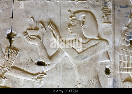 Lavoro di soccorso da santuario entro il tempio di Seti I a Abydos, antica Abdju, Valle del Nilo in Egitto Foto Stock