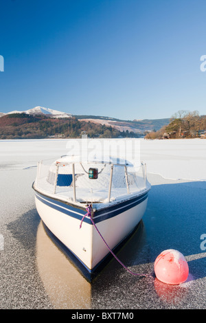 Una barca bloccato nel ghiaccio sulla Derwent Water a Keswick nel distretto del Lago completamente congelato durante il mese di dicembre 2010 big chill Foto Stock