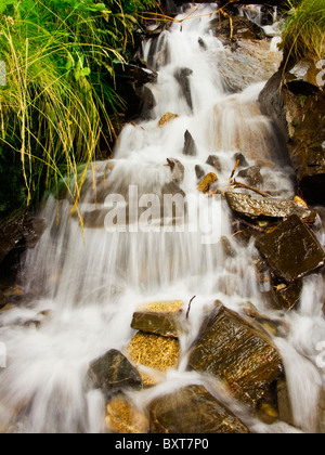 Bella cascata nelle rocce, presa sui Pirenei (vicino a St Maurici lago)- freschi e pulire il piccolo fiume, un luogo rilassante in th Foto Stock