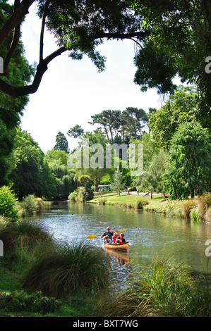 Famiglia kayak sul fiume Avon da Christchurch Giardini Botanici, Christchurch, Canterbury, Isola del Sud, Nuova Zelanda Foto Stock