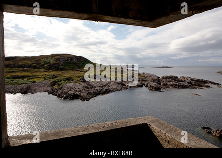 Vista sull'Atlantico da Rubha nan Sasan, Loch Ewe: Emergency Coastal Defense Battery. Scozia, Regno Unito. Foto Stock