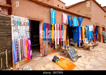 Gli oggetti artigianali visualizzati in un negozio in Ait Benhaddou Casbah vicino a Ourzazate, Marocco. Foto Stock