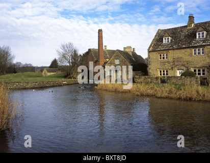 Lower Slaughter Gloucestershire England Regno Unito il vecchio mulino ora un museo nel villaggio più belli in Cotswolds Foto Stock