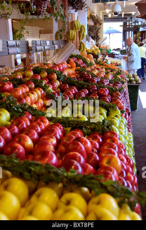 Un maschio cliente nella parte anteriore del mercato di frutta e verdura nel Mercato degli Agricoltori di Los Angeles, CA Foto Stock