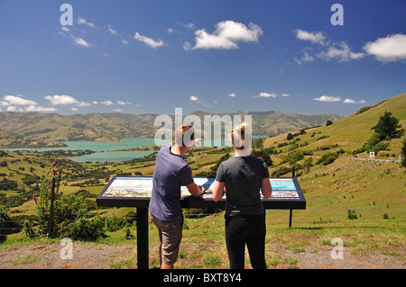 Vista del porto di Akaroa dalla cima del Monte Lookout, Akaroa, Penisola di Banks, Canterbury, Nuova Zelanda Foto Stock