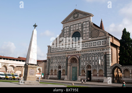 La facciata di Santa Maria Novella, completata da Leon Battista Alberti nel 1470 a Firenze, Toscana, Italia. Foto Stock