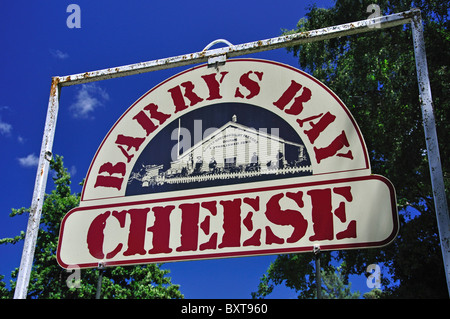 Barry's Bay formaggio tradizionale segno di fabbrica, Barry's Bay, Akaroa Harbour, Penisola di Banks, Canterbury, Nuova Zelanda Foto Stock