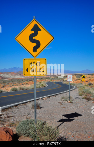 Segno di avvertimento di tornanti lungo una strada nel deserto del Nevada Foto Stock