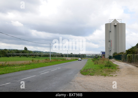 Un silo di grano sulla D3 depatment strada appena a ovest di La Ferte sous Jouarre un overhead wcovered nastro trasportatore links al fiume Marne Foto Stock