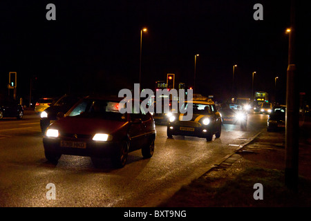 Strada trafficata di notte nel Regno Unito Foto Stock