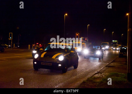 Strada trafficata di notte nel Regno Unito Foto Stock