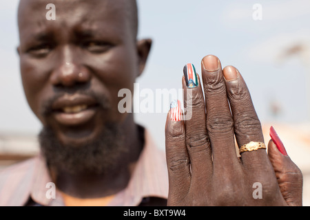 Sudanesi meridionali rimpatriati registrati per votare a il 9 gennaio 2011 referendum a John Garang memorial site a Juba. Foto Stock