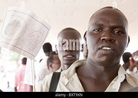 Sudanesi meridionali rimpatriati registrati per votare a il 9 gennaio 2011 referendum a John Garang memorial site a Juba. Foto Stock