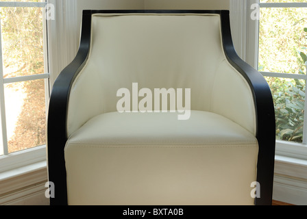 Moderne sedia bianca in un angolo della finestra Foto Stock