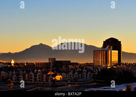 Las Vegas all'alba con le montagne al di là Foto Stock