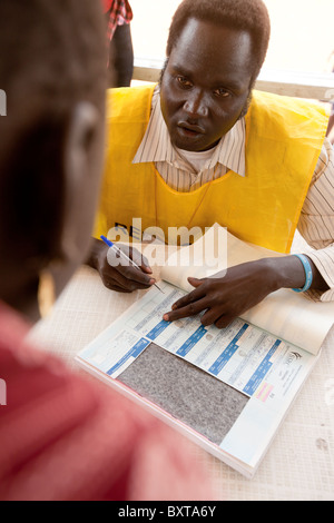 Sudanesi meridionali rimpatriati registrati per votare a il 9 gennaio 2011 referendum a John Garang memorial site a Juba. Foto Stock