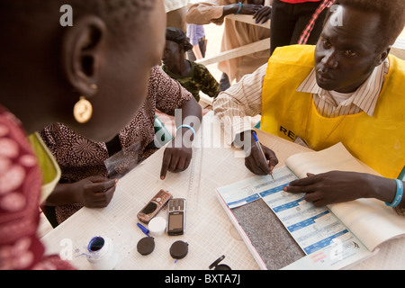 Sudanesi meridionali rimpatriati registrati per votare a il 9 gennaio 2011 referendum a John Garang memorial site a Juba. Foto Stock