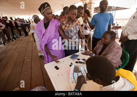 Sudanesi meridionali rimpatriati registrati per votare a il 9 gennaio 2011 referendum a John Garang memorial site a Juba. Foto Stock