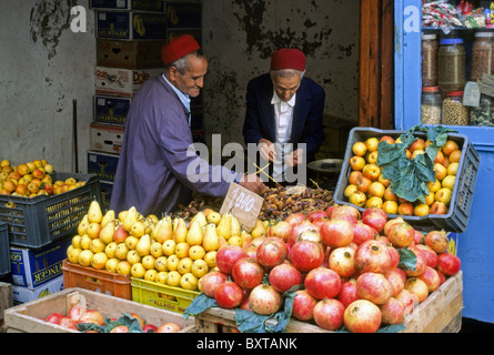 Venditori di frutta nella vecchia medina di Tunisi, Tunisia Foto Stock