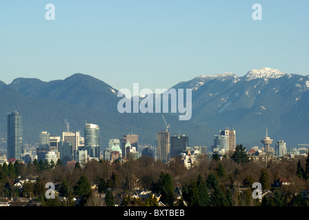 Lo skyline di Vancouver in inverno con neve sulle Montagne North Shore, Vancouver, Canada Foto Stock