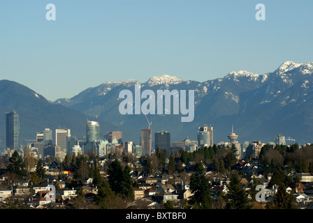 Lo skyline di Vancouver in inverno con neve sulle Montagne North Shore, Vancouver, Canada Foto Stock