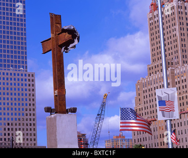 Croce in metallo a Ground Zero, la parte inferiore di Manhattan, New York, nello Stato di New York, Stati Uniti d'America Foto Stock