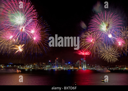 Fuochi d'artificio su Auckland City celebrare l'inizio del 2011, Auckland, Nuova Zelanda, Venerdì, 31 dicembre 2010. Foto Stock