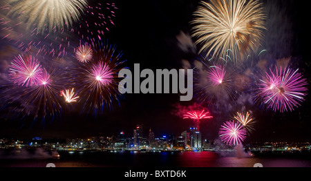 Fuochi d'artificio su Auckland City celebrare l'inizio del 2011, Auckland, Nuova Zelanda, Venerdì, 31 dicembre 2010. Foto Stock