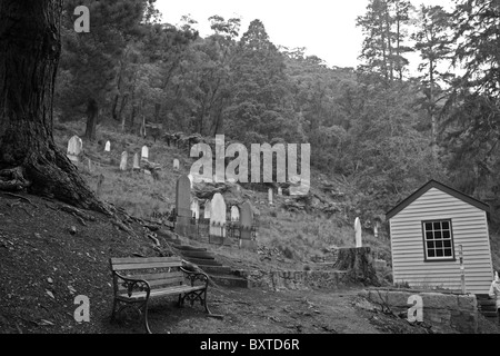 Vecchie lapidi sul lato di una collina WALHALLA VICTORIA AUSTRALIA BDA Foto Stock