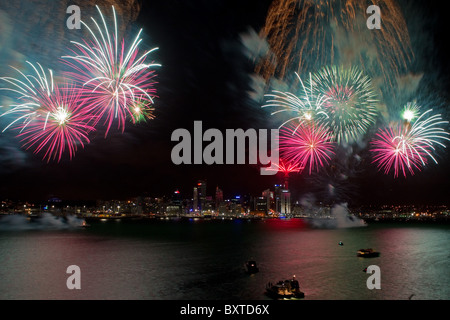 Fuochi d'artificio su Auckland City celebrare l'inizio del 2011, Auckland, Nuova Zelanda, Venerdì, 31 dicembre 2010. Foto Stock